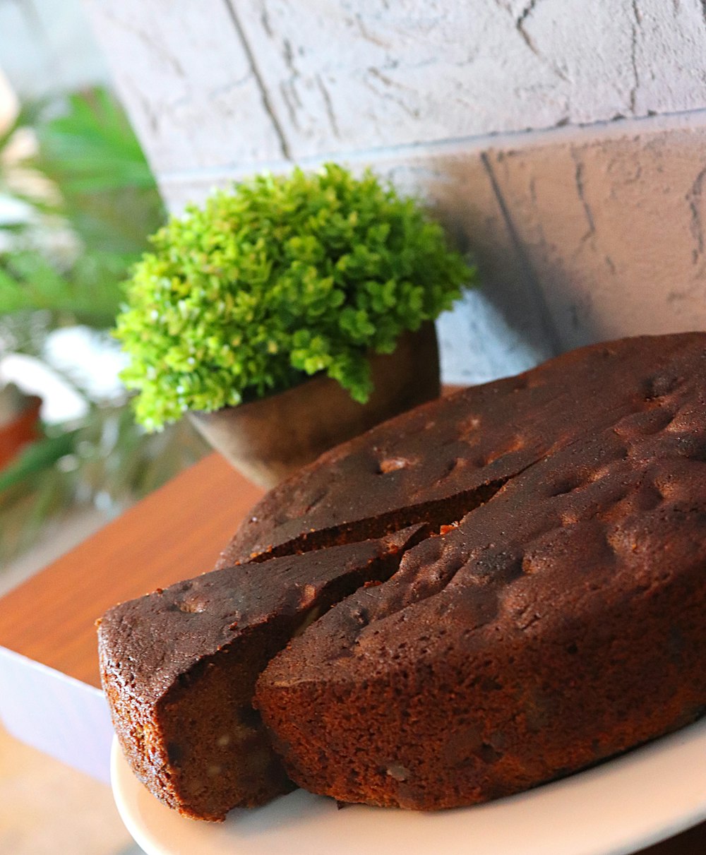 una hogaza de pastel de chocolate en un plato blanco