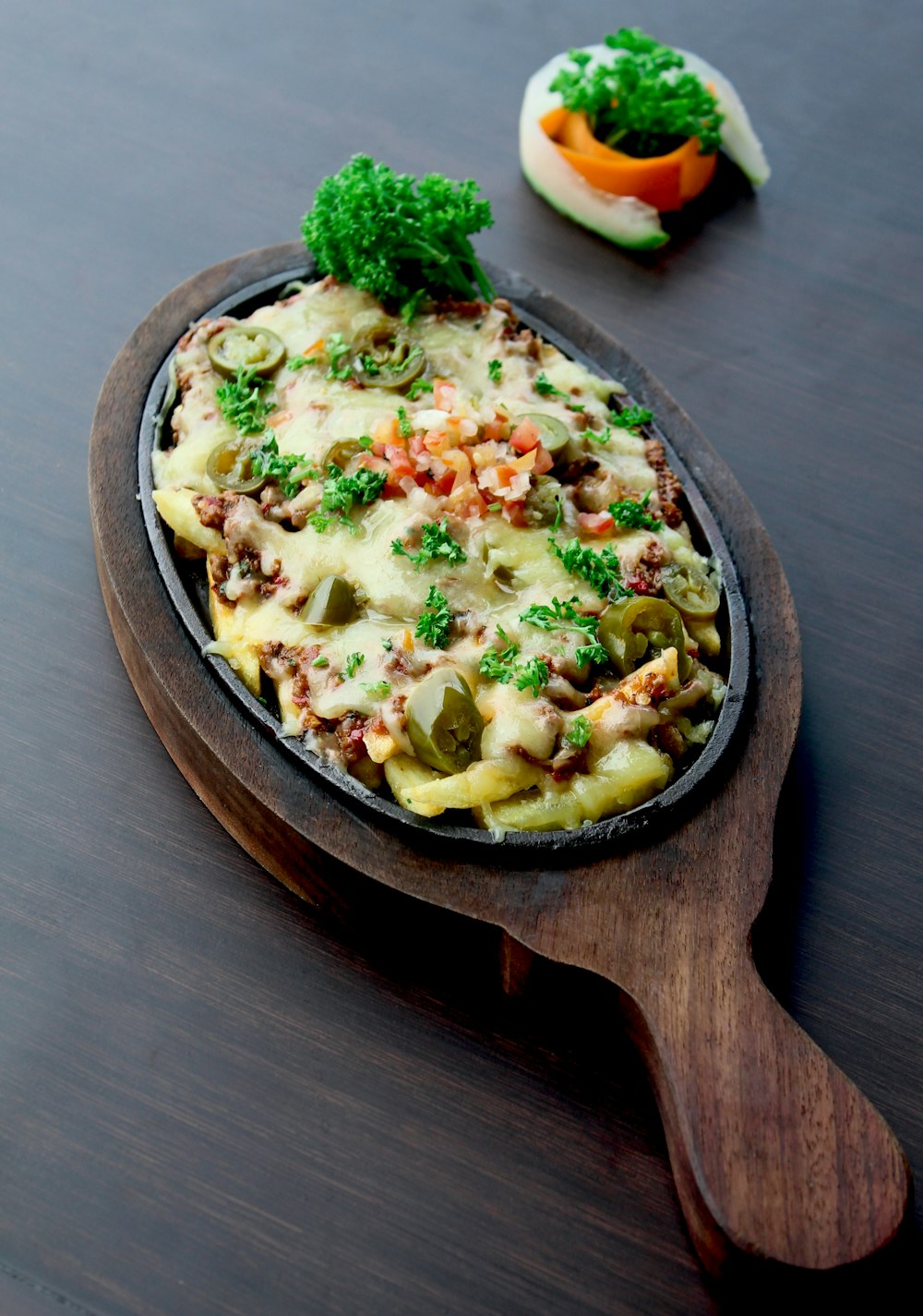 un piatto di cibo con broccoli, carote e formaggio