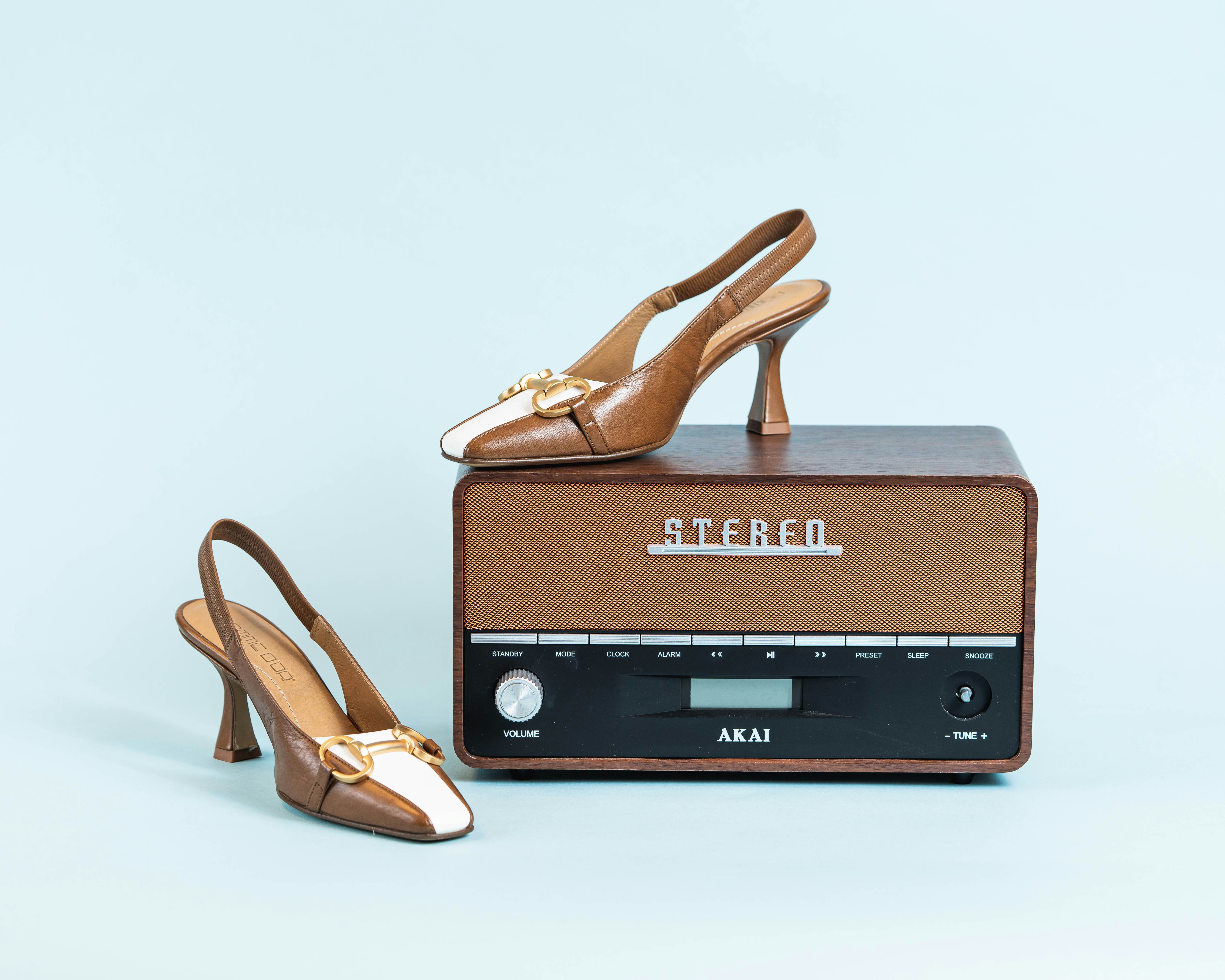 um par de sapatos sentados em cima de um rádio