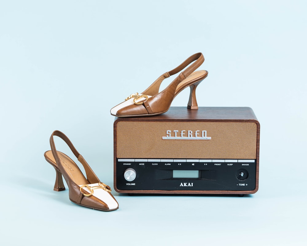 un paio di scarpe sedute sopra una radio