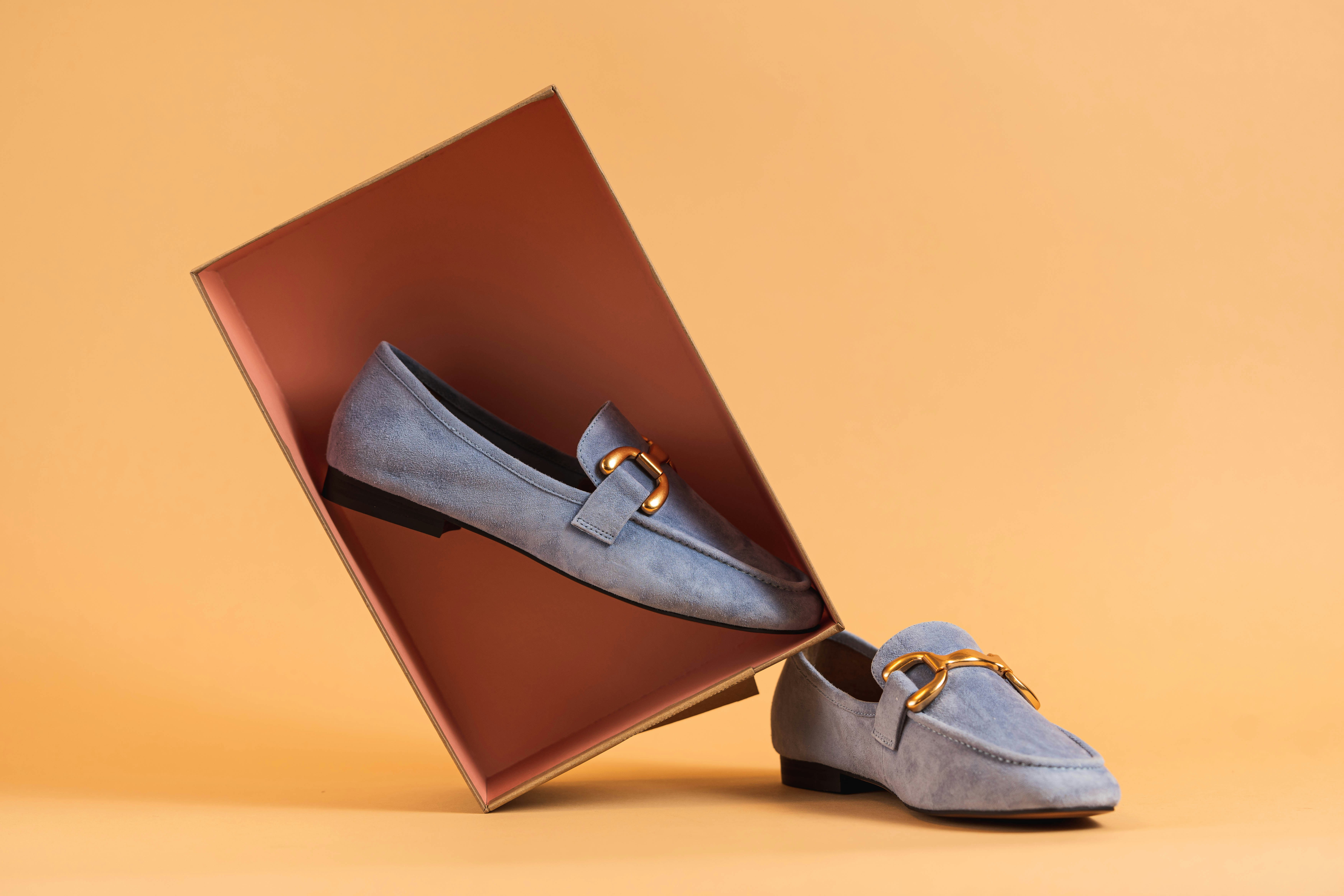 um par de sapatos sentados dentro de uma caixa