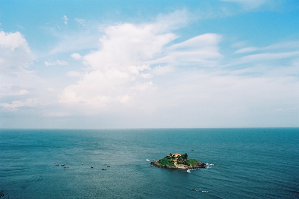 海の真ん中にある小さな島