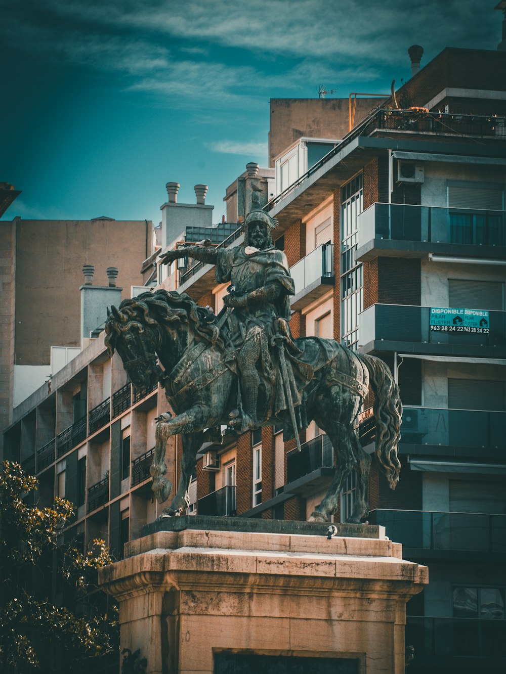 Una estatua de un hombre montado en el lomo de un caballo