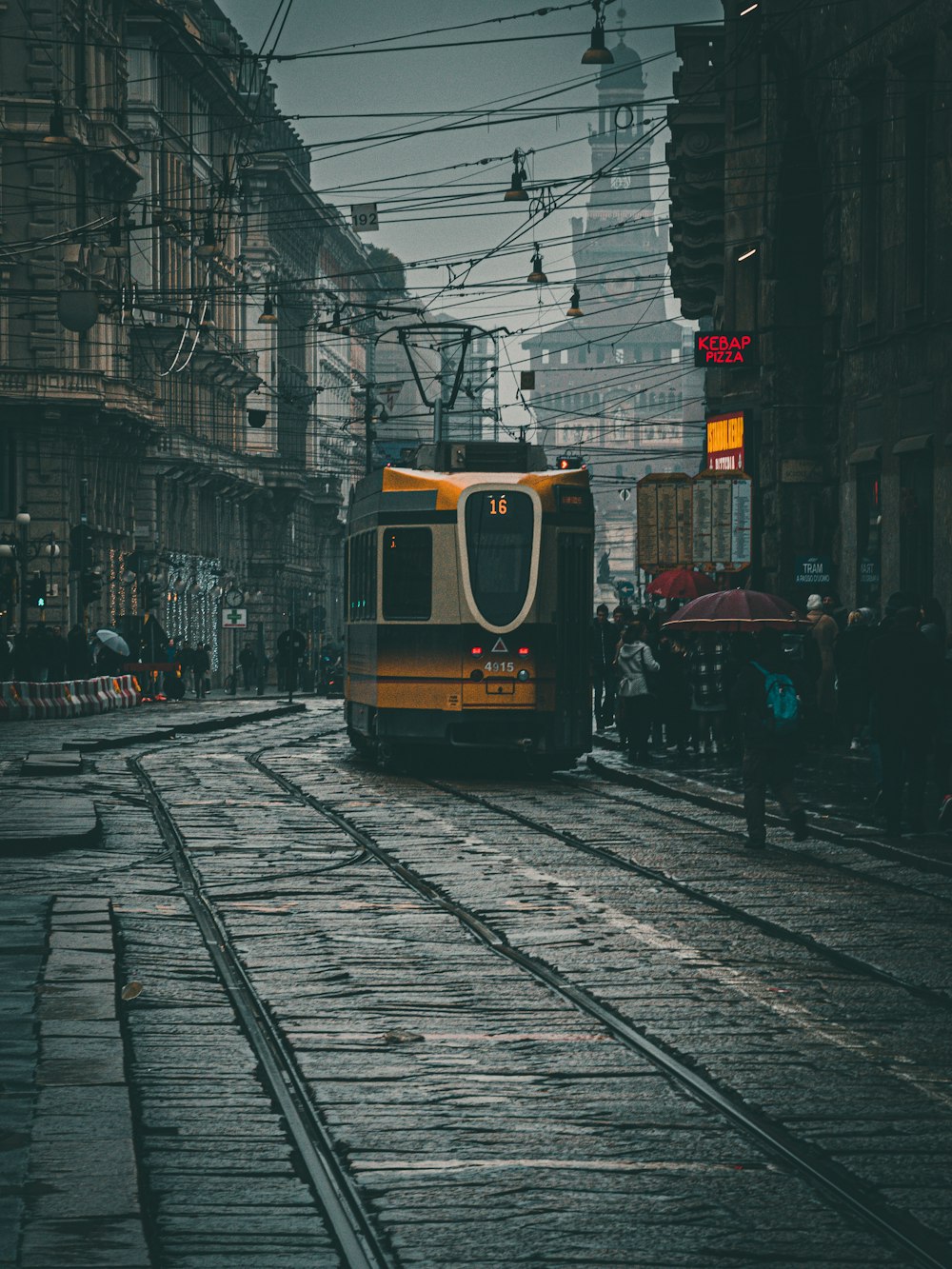 um trem em um trilho de trem em uma cidade