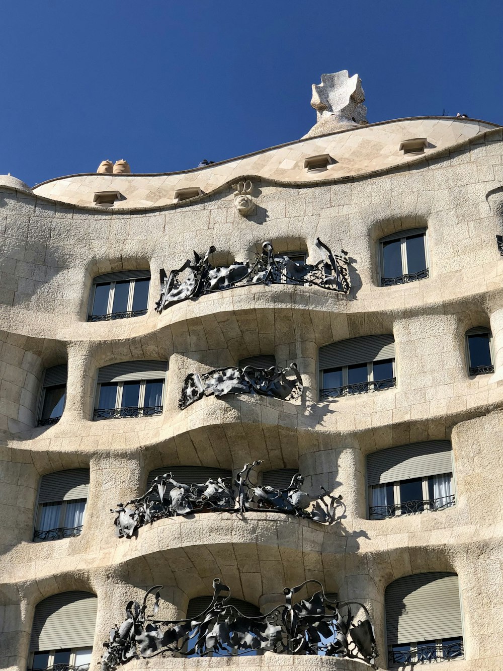 un edificio alto con un orologio sul lato di esso