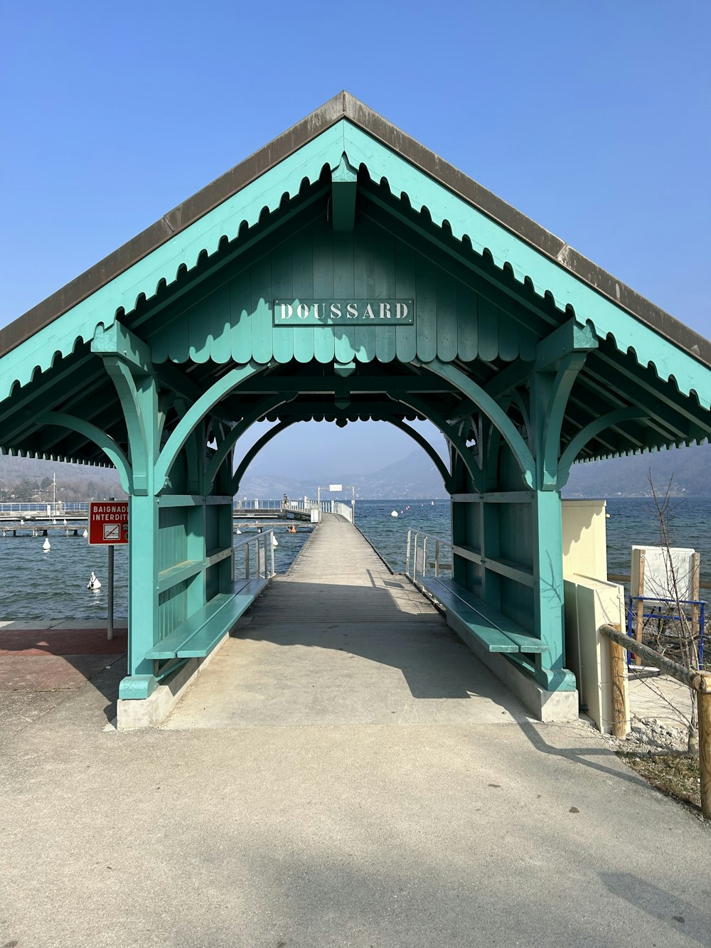 Ein Pier mit einem Schild darauf, auf dem Heimatinsel steht