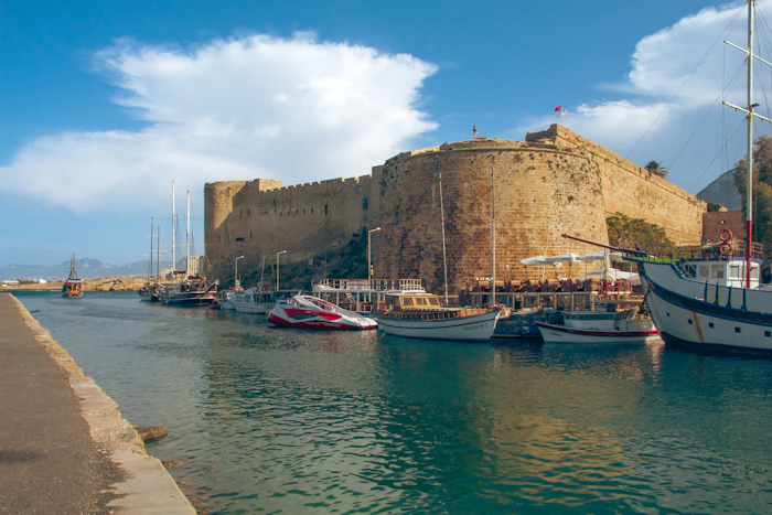 Girne Kalesi ve limanı