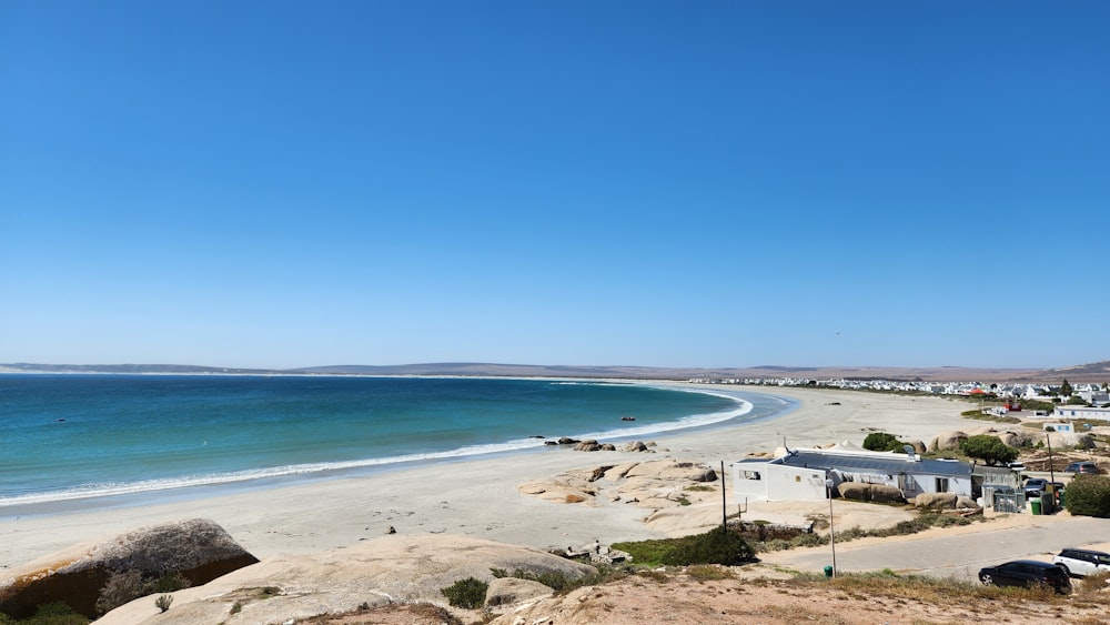 uma vista de uma praia e um corpo de água