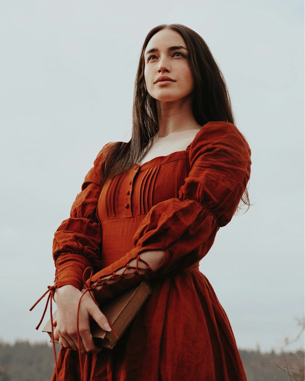 Una mujer con un vestido rojo posa para una foto