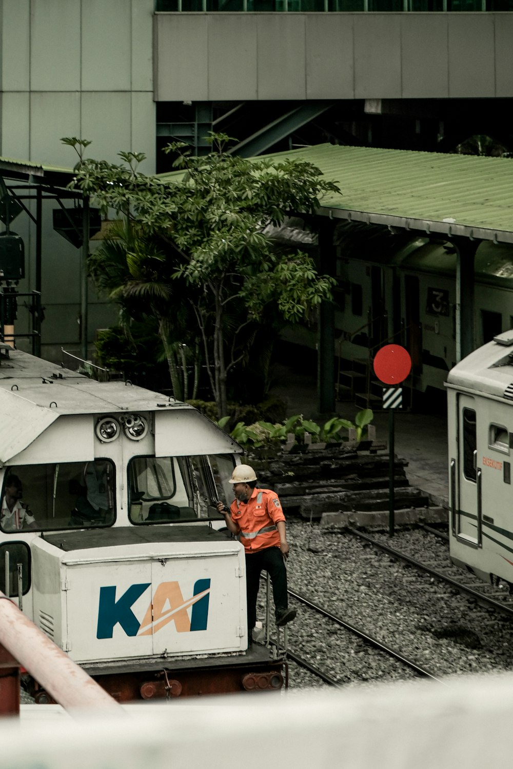 Un uomo in piedi accanto a un treno su un binario ferroviario