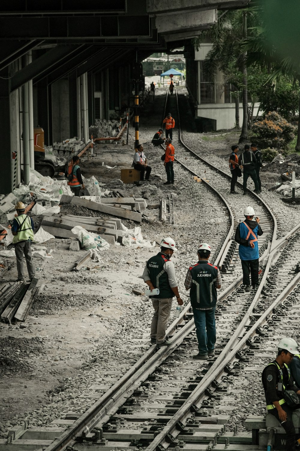 Un gruppo di persone in piedi in cima ai binari del treno