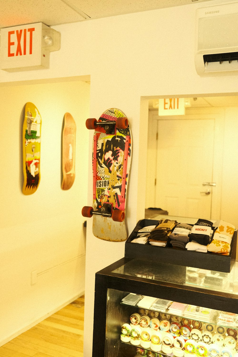 ein Skateboard an einer Wand neben einer Vitrine