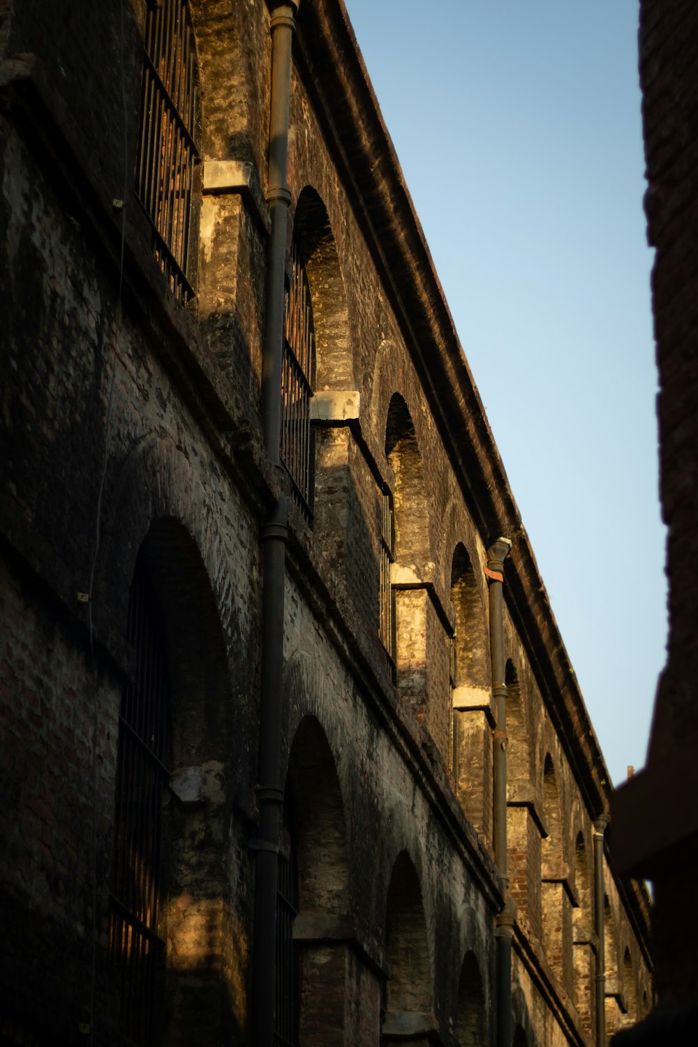 an old brick building with arches and arches on the side