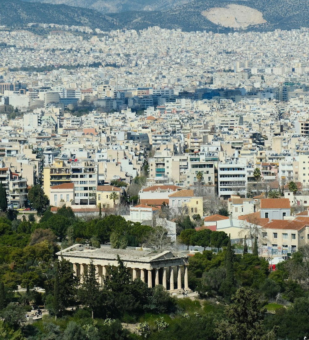 uma vista de uma cidade de uma colina