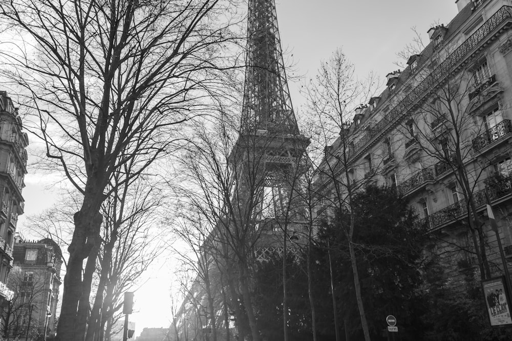 a black and white photo of the eiffel tower