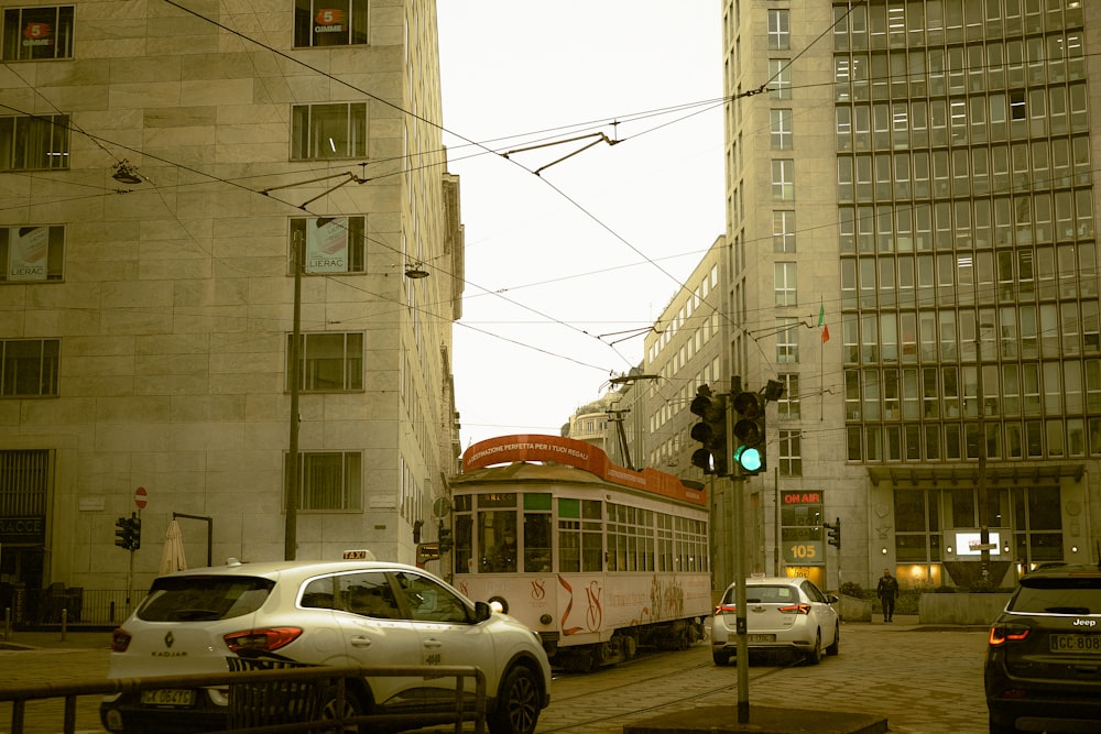 eine Straßenszene mit Autos und einem Trolley
