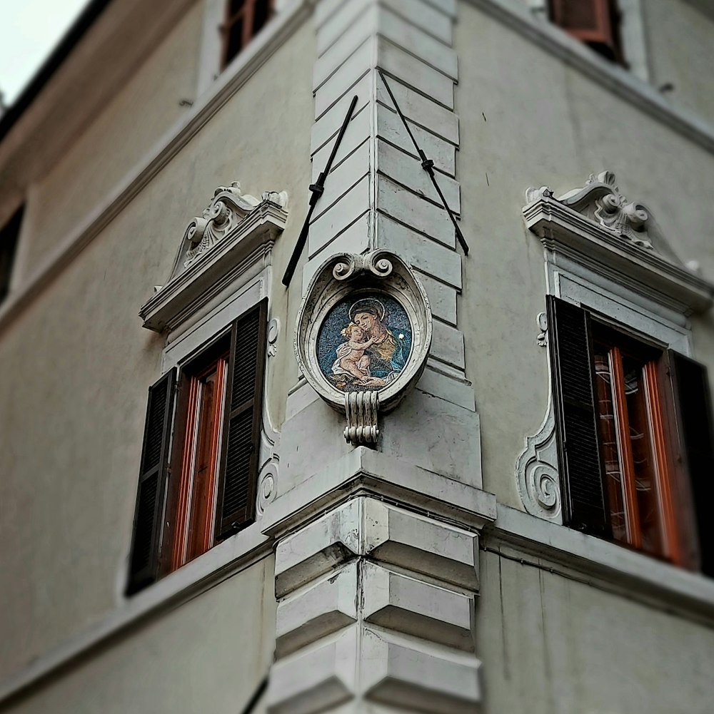 une horloge sur le côté d’un bâtiment
