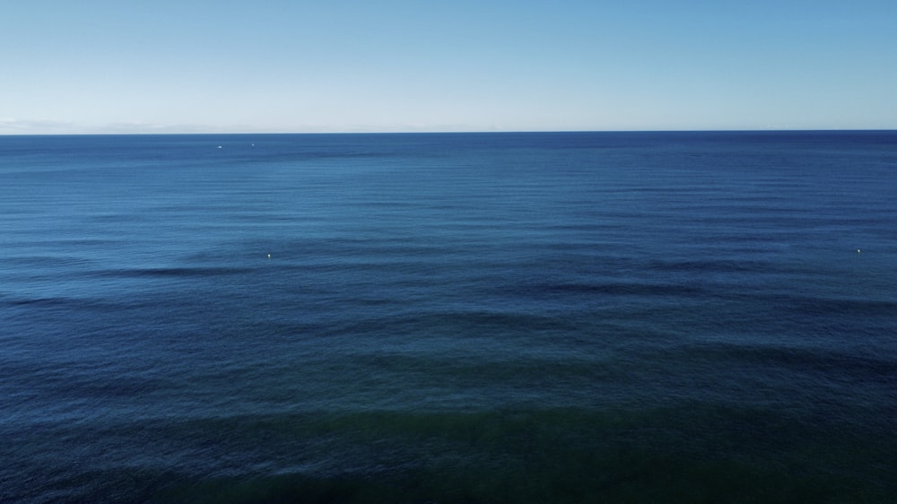 Un grande specchio d'acqua con uno sfondo del cielo