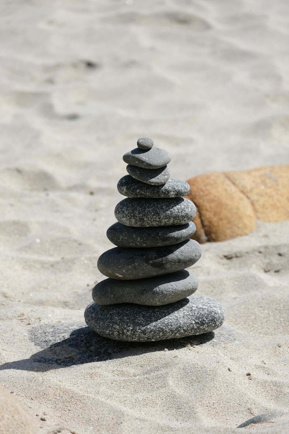 모래 사장 위에 앉아있는 바위 더미