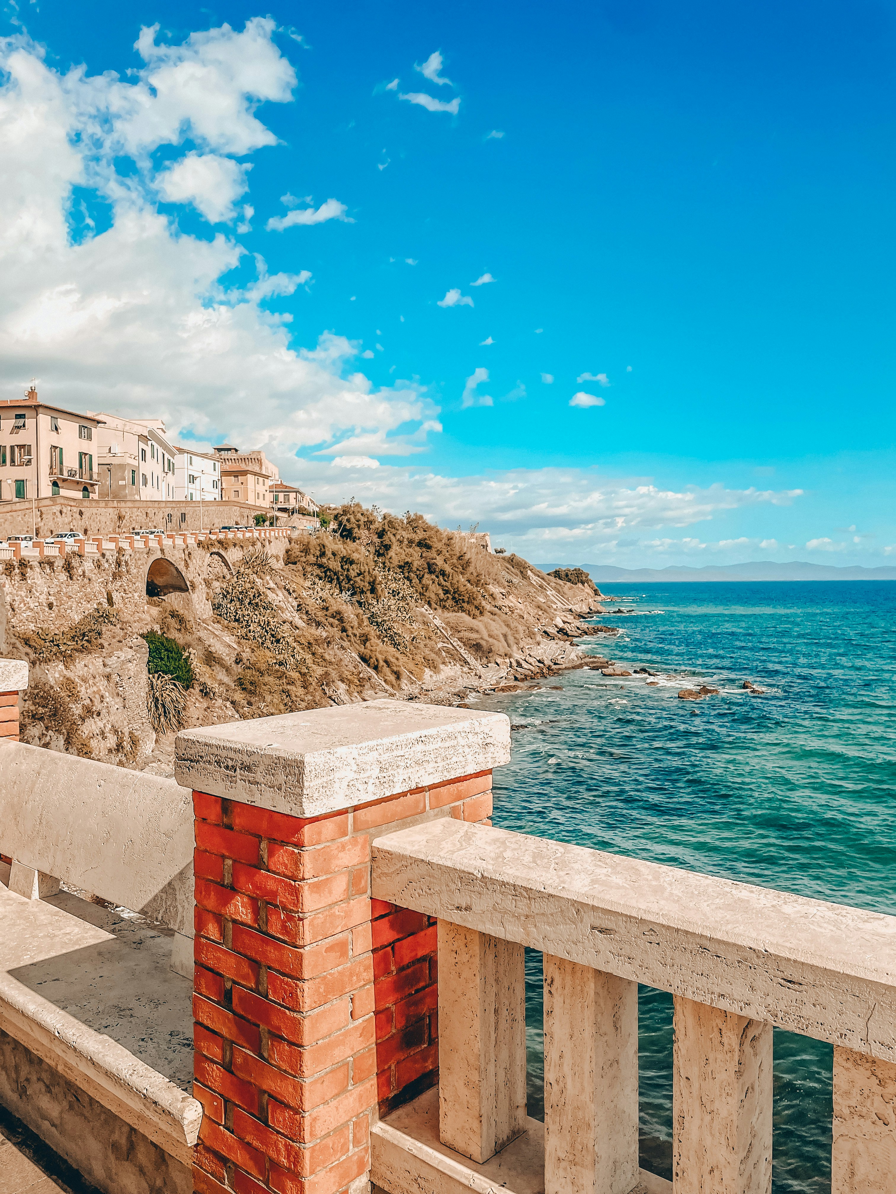 Una vista de un cuerpo de agua desde un puente