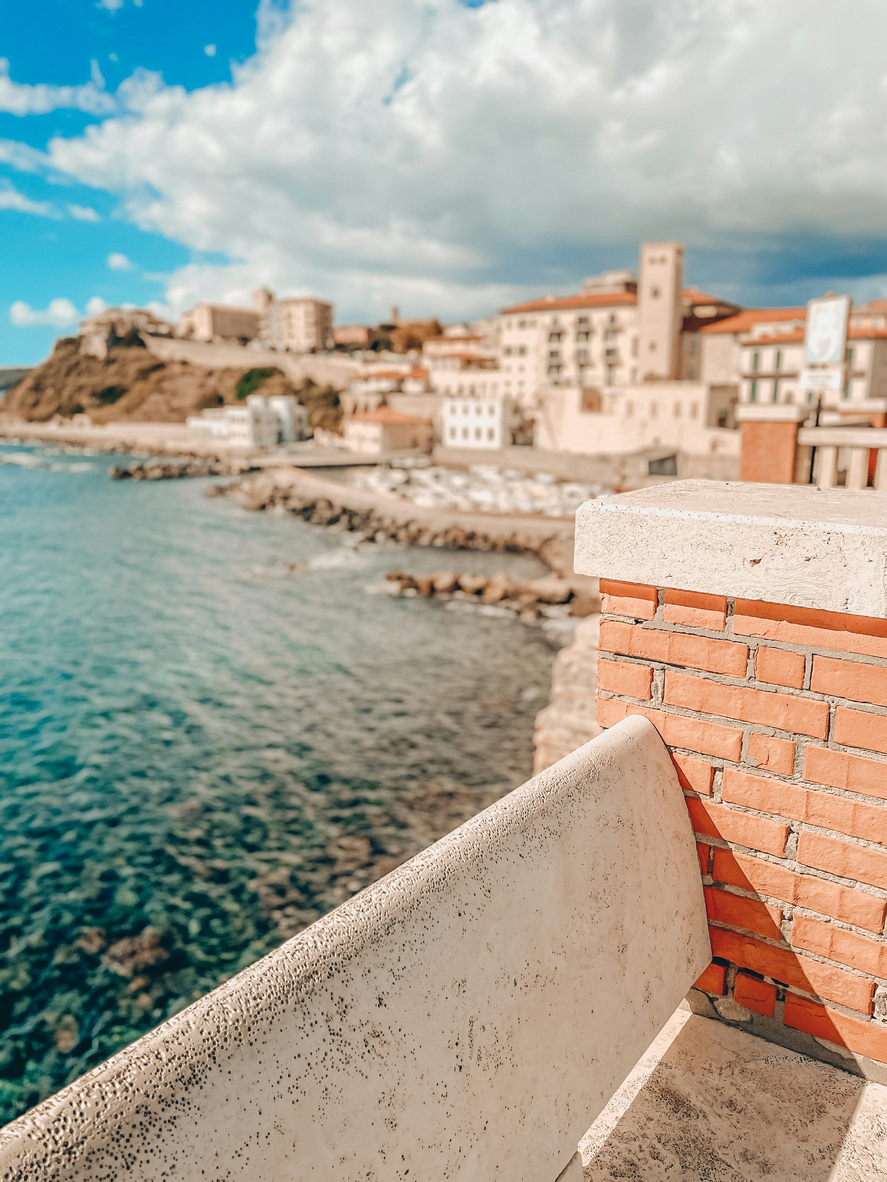 una pared de ladrillo junto a un cuerpo de agua