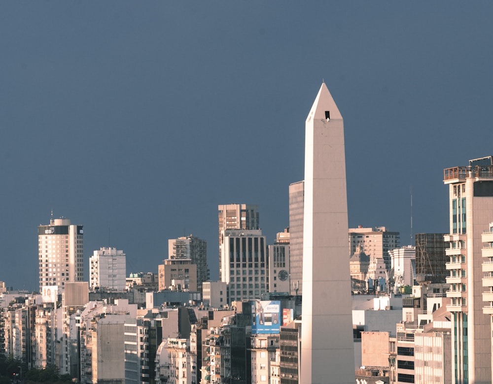 Un edificio molto alto nel mezzo di una città