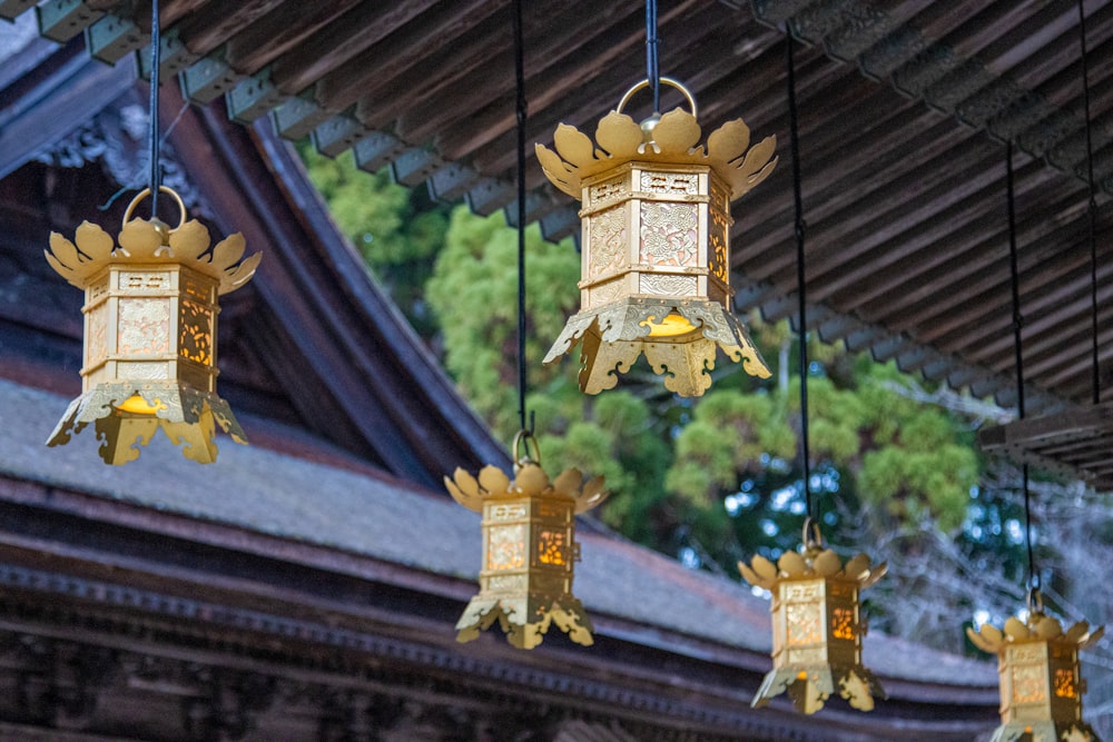 a bunch of lights hanging from a ceiling