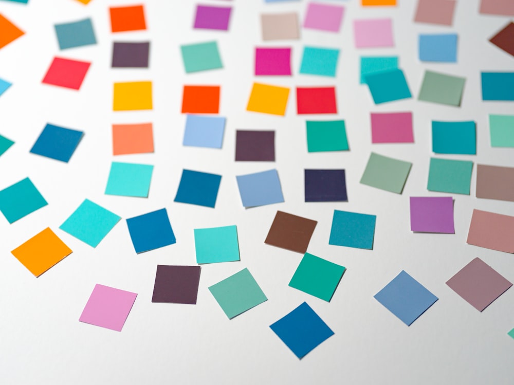 une table blanche surmontée de nombreux carrés de couleurs différentes
