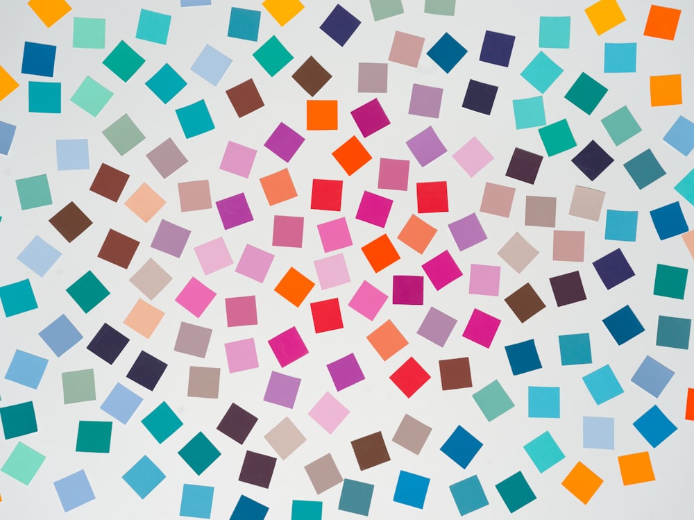 ein mehrfarbiges quadratisches Muster auf weißem Hintergrund