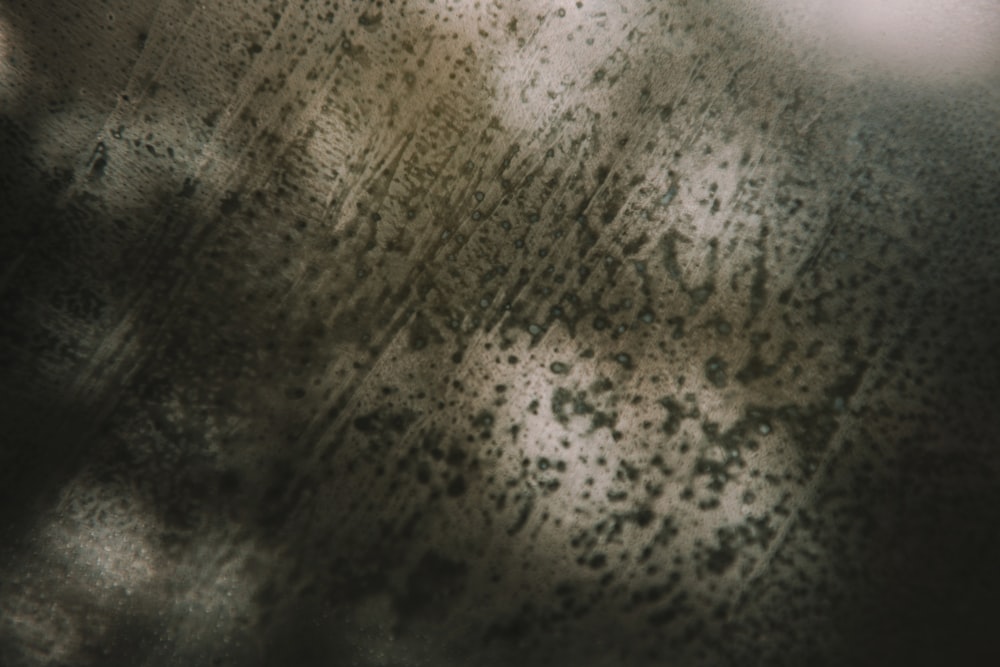 Una foto borrosa de gotas de lluvia en una ventana