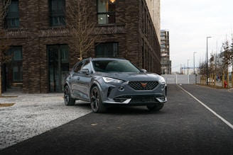 Front angle of a gray SUV parked in a modern urban area in Salta.