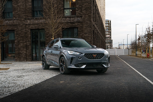 Front angle of a gray SUV parked in a modern urban area in Salta.