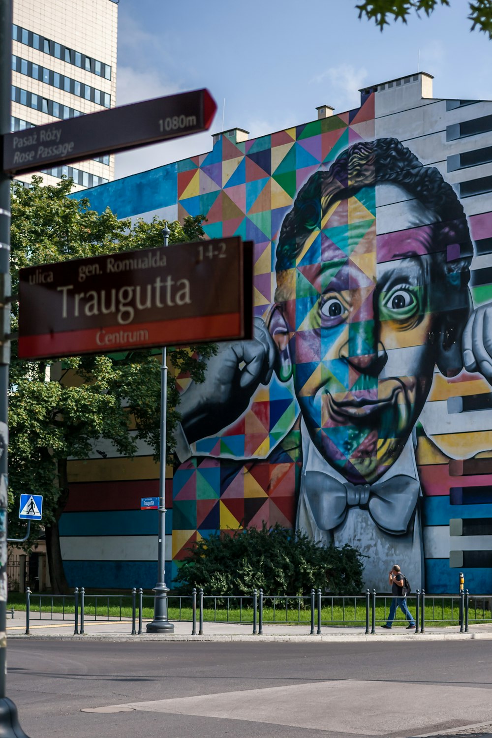 Un grande murale di un uomo sul lato di un edificio