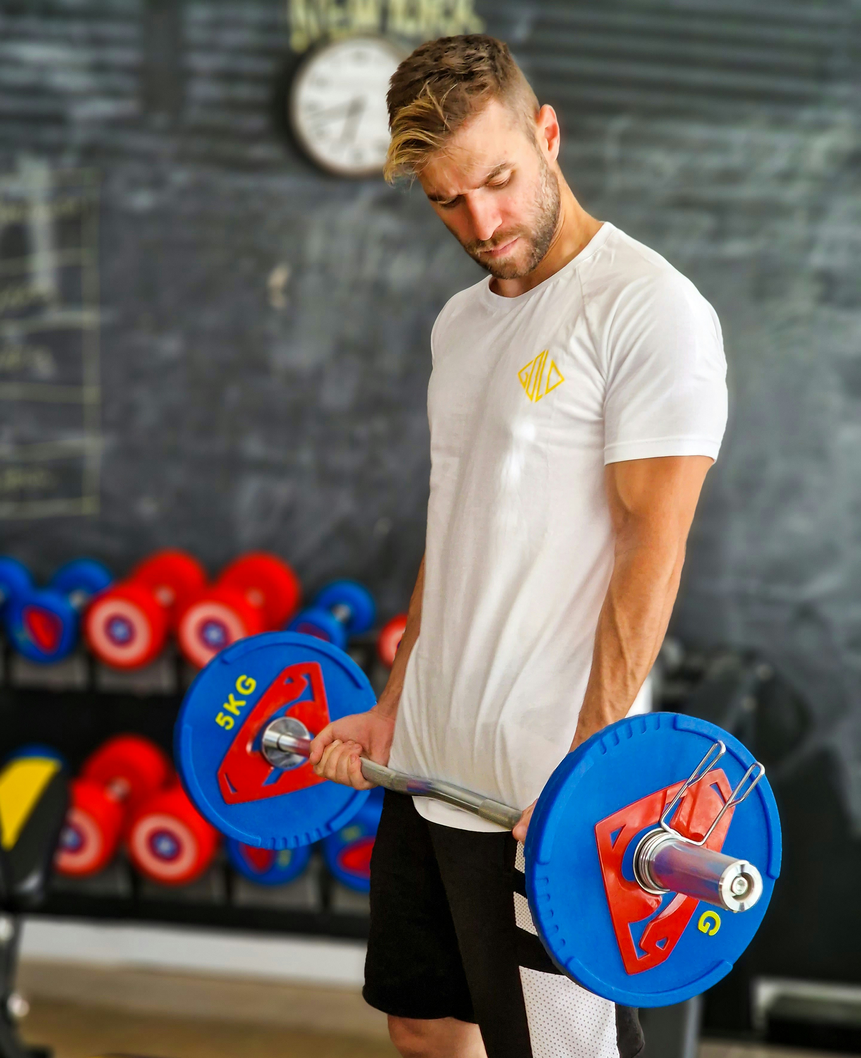 The exact amount of time you need to lift weights to see muscle gains, according to research