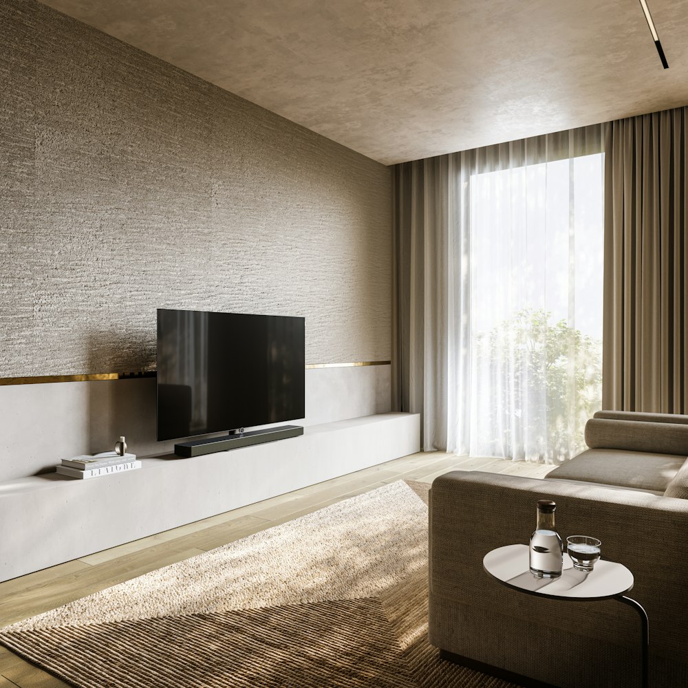 uma sala de estar com um sofá uma mesa e uma televisão