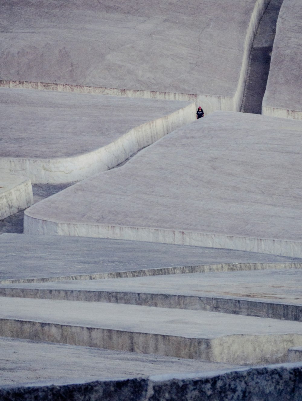 Un uomo che cavalca uno skateboard lungo il lato di una rampa di cemento