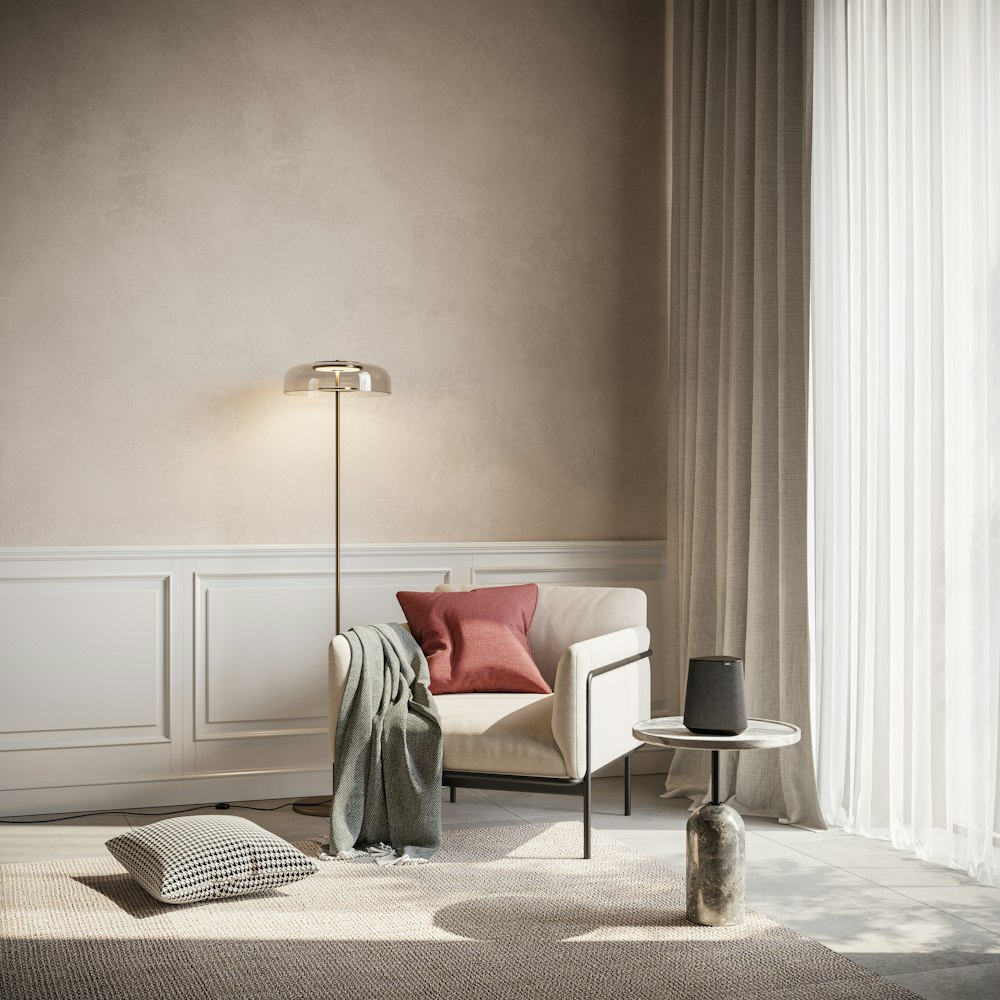 un soggiorno con divano, sedia, lampada e tappeto