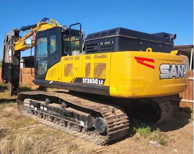 Excavadora en operación en campo