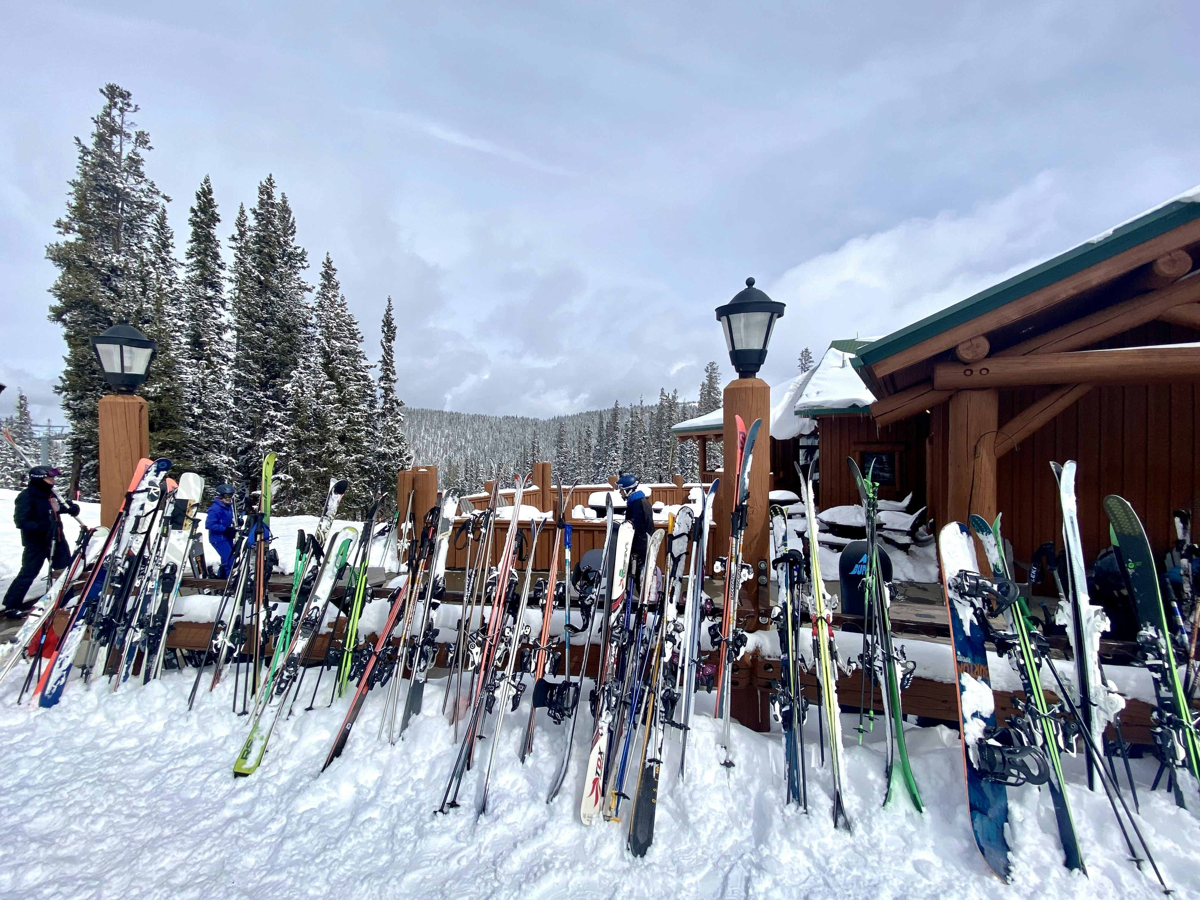 a bunch of skis that are in the snow