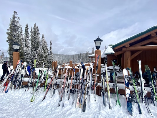 Skis lined up outside a mountain lodge