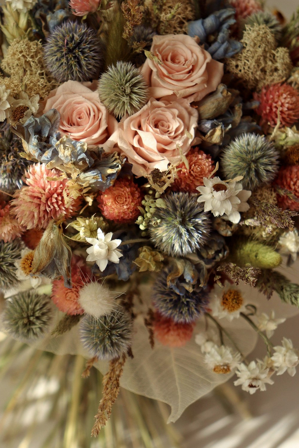 Un ramo de flores en un jarrón sobre una mesa