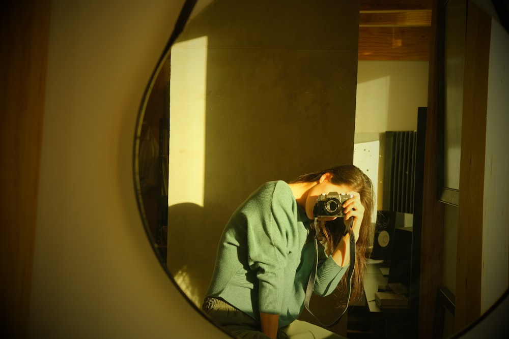 Une femme se prenant en photo dans un miroir