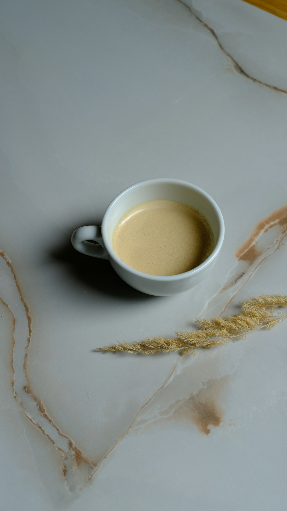 Eine Tasse Kaffee auf einem Tisch sitzend