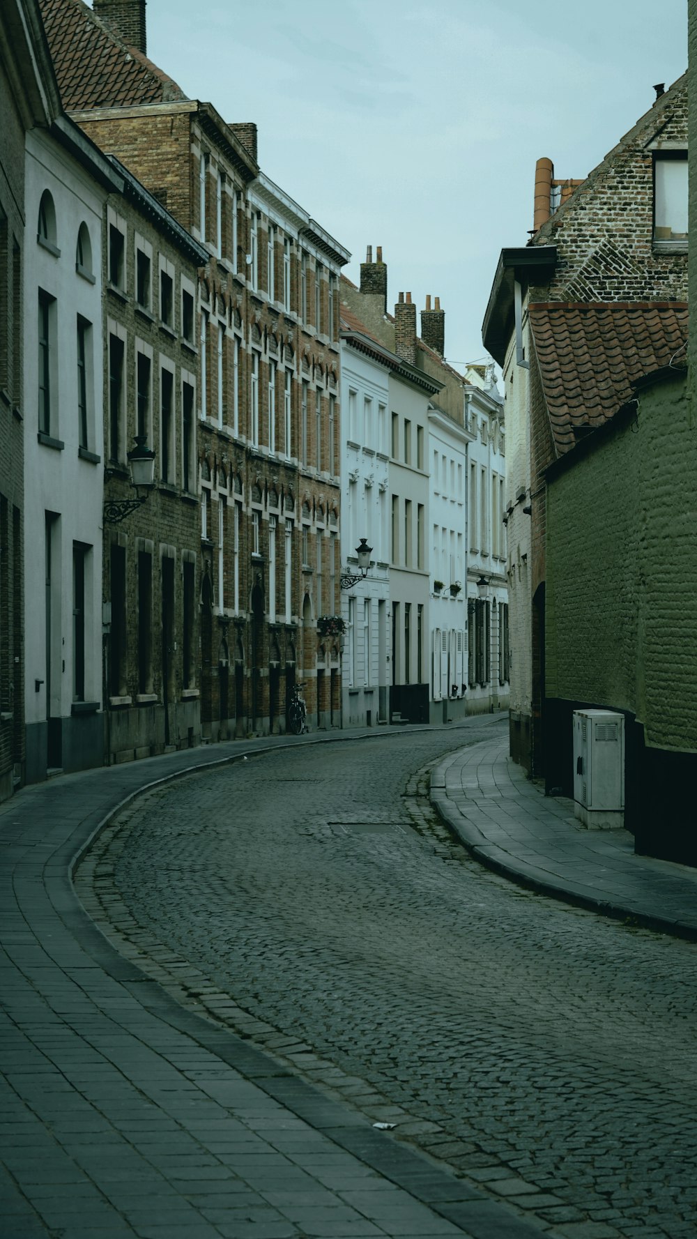 uma rua de paralelepípedos em uma cidade europeia