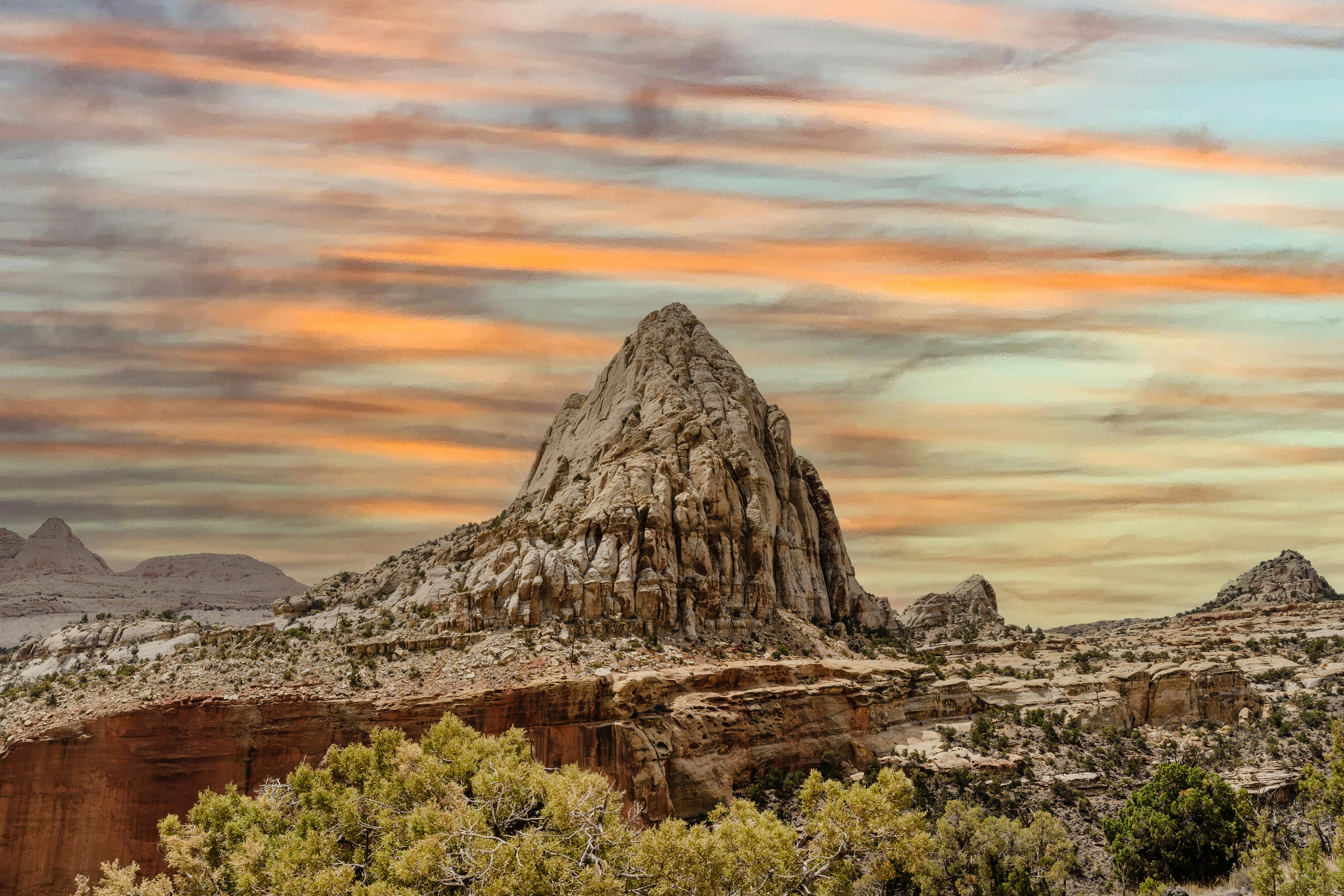 uma montanha com uma rocha muito alta no meio dela
