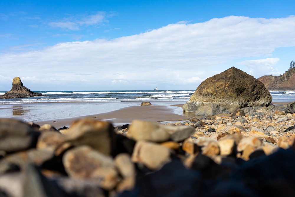 uma praia rochosa ao lado do oceano sob um céu azul