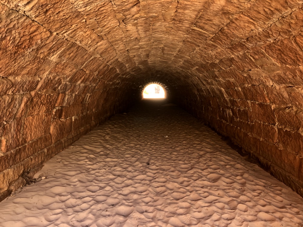 un tunnel avec une lumière au bout