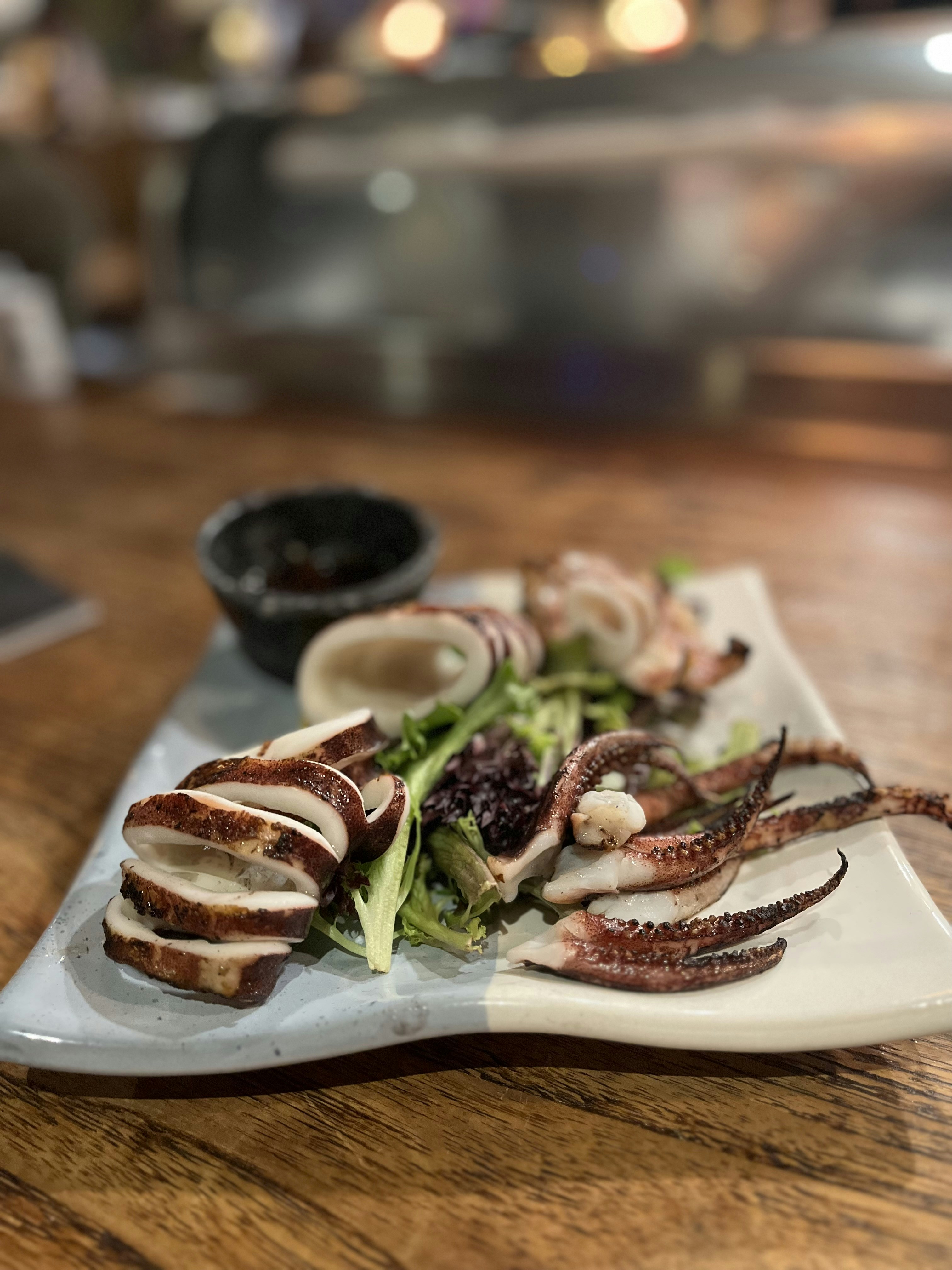 Un plato de comida en una mesa de madera