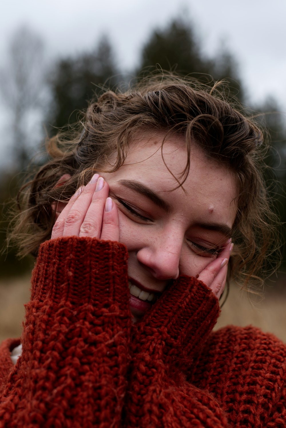 Eine Frau mit der Hand im Gesicht