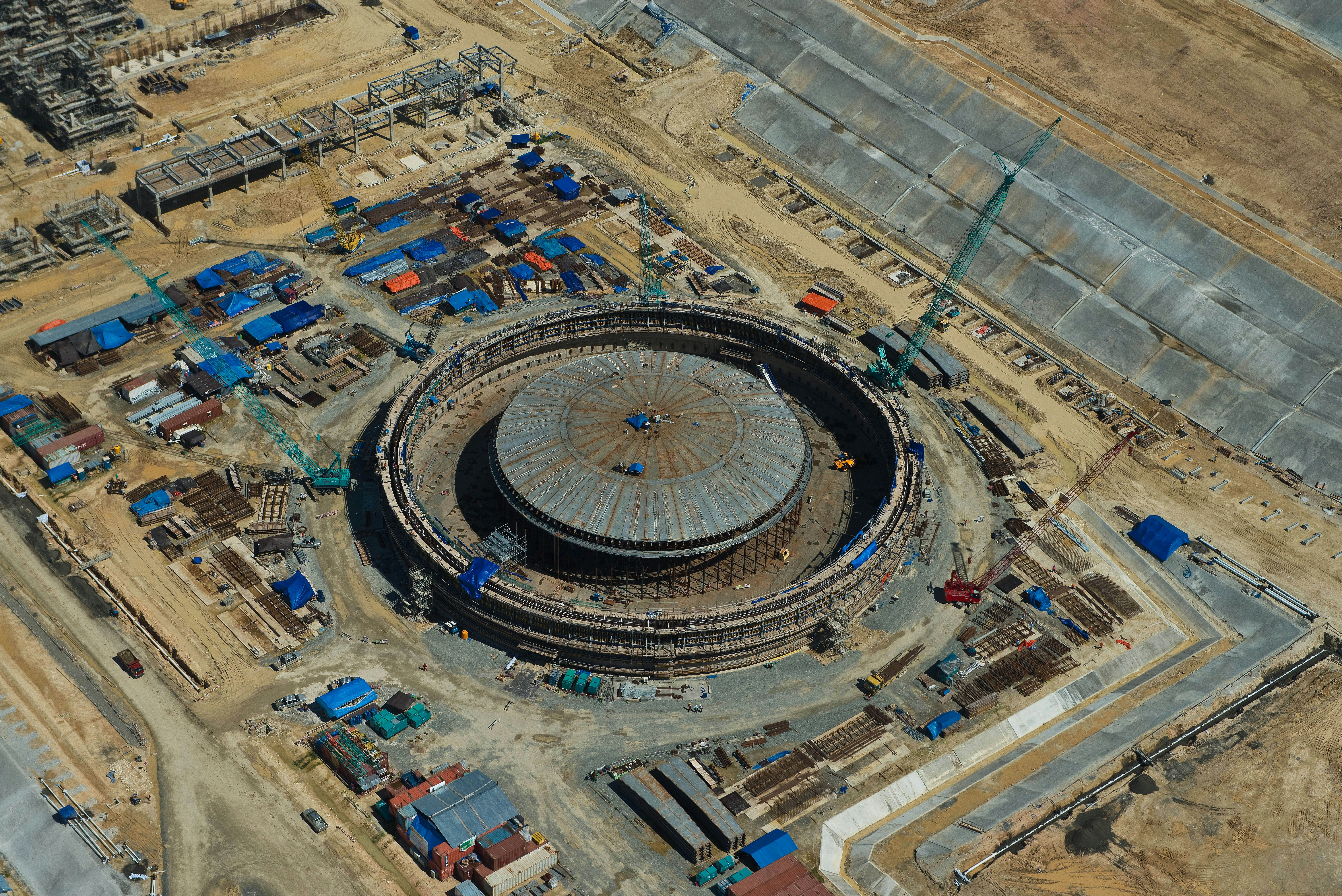 une vue aérienne d’un grand bâtiment en construction